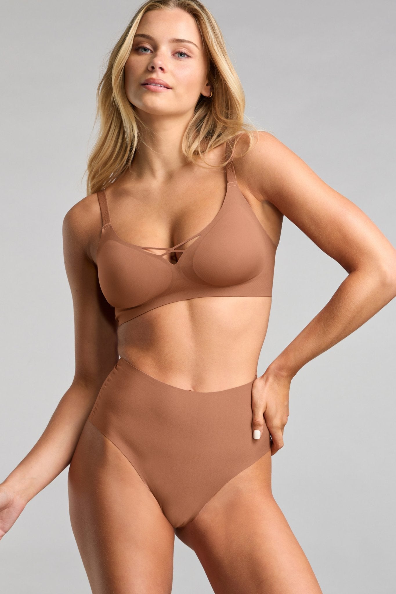 No-Show V-Neck Bra - Siella - Color: Toffee Caramel